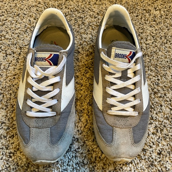 Brooks low cut tennis shoes - Picture 3 of 5